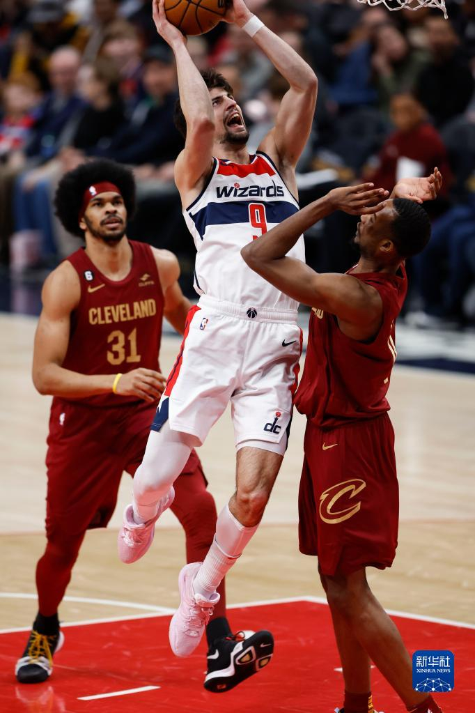 包含从华盛顿奇才迎NBA总决赛关键赛到新奥尔良鹈鹕加时末段止住颓势，洛杉矶湖人冲刺阶段防线松动的词条